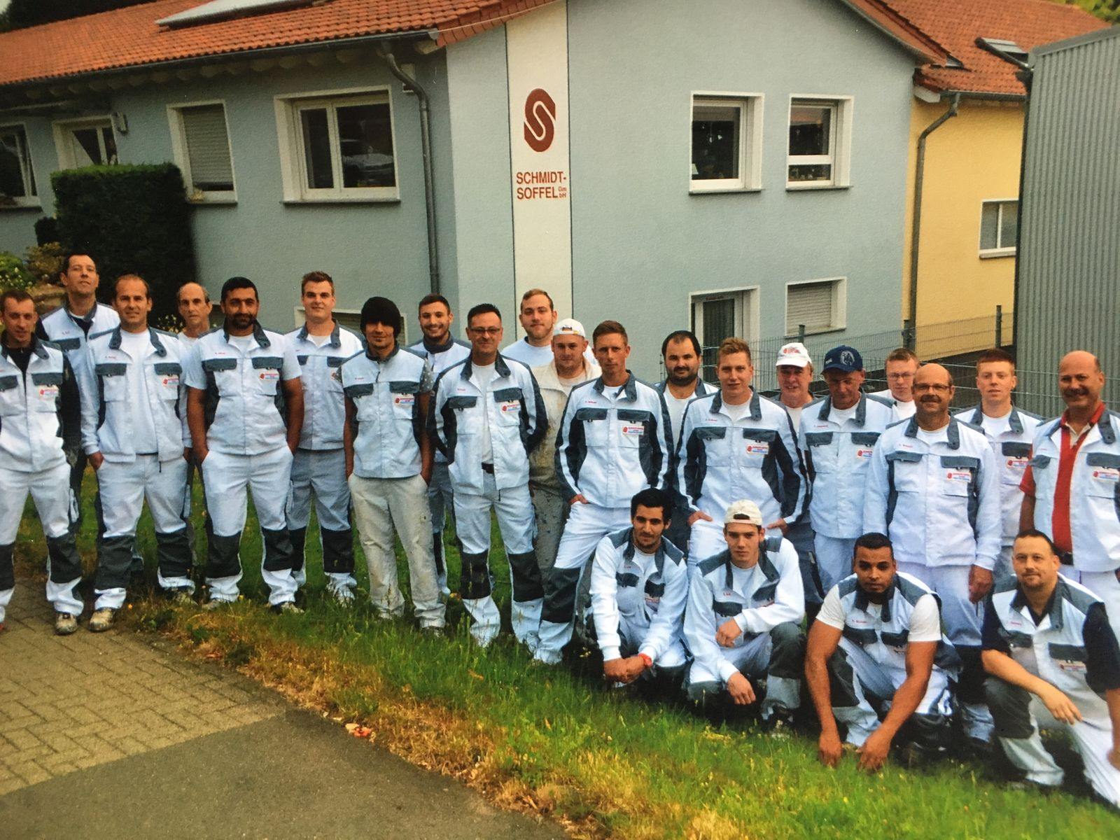 Das Team der Schmidt-Soffel GmbH vor dem Firmensitz in Neunkirchen